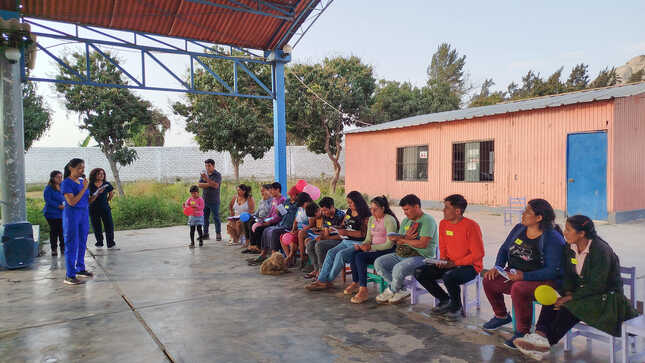 Grupo de padres de familia en compañía de la psicóloga 