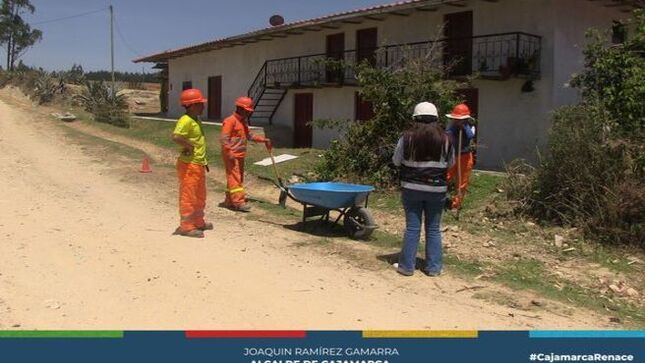 💼 La Municipalidad Provincial de Cajamarca supervisa el mantenimiento de un tramo de camino vecinal no pavimentado en el DV. San Juan - Chim Chim – Tinajones - Matara. El proyecto, con un presupuesto de 40,086.96 soles, fue ejecutado por la empresa contratista SMILL E.I.R.L.
🛣️ Los trabajos realizados incluyen limpieza, bacheo y roce en todo el recorrido de la vía carrozable, específicamente en el kilómetro 6.400. Este mantenimiento busca mejorar las condiciones de transitabilidad y garantizar el acceso a las comunidades de la zona.
🤝 ¡Con Joaquin Ramirez, Cajamarca Renace!