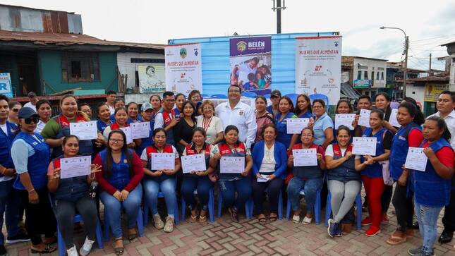  El alcalde Cesar Vidaurre Floridas entregó certificados a las participantes del proyecto “Mujeres que Alimentan”
