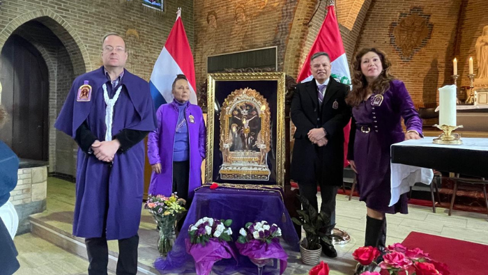 Misa en honor del Señor de los Milagros en la provincia de Overijsse en Países Bajos