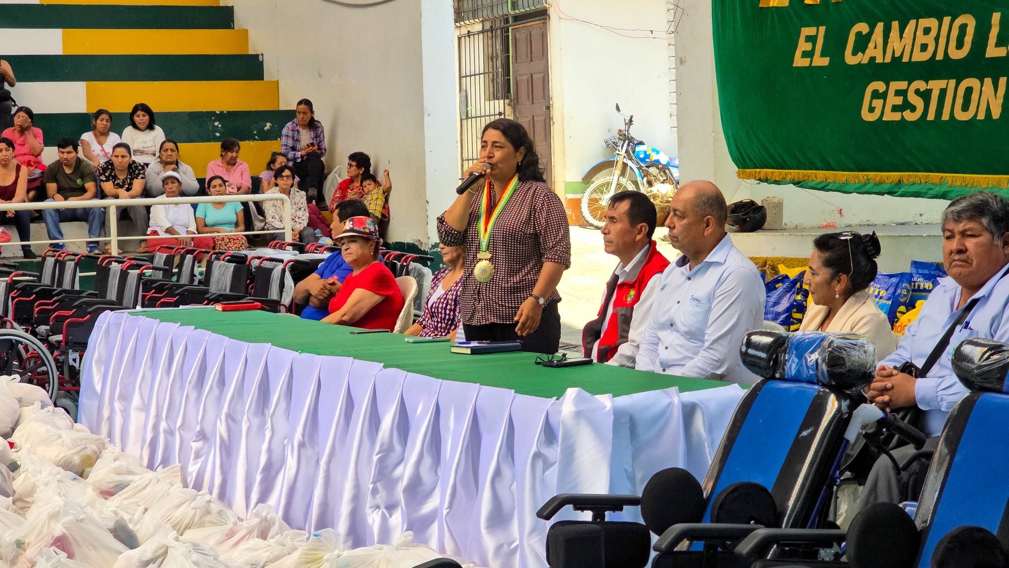 Municipalidad Provincial La Convención entrega sillas de ruedas a personas con discapacidad