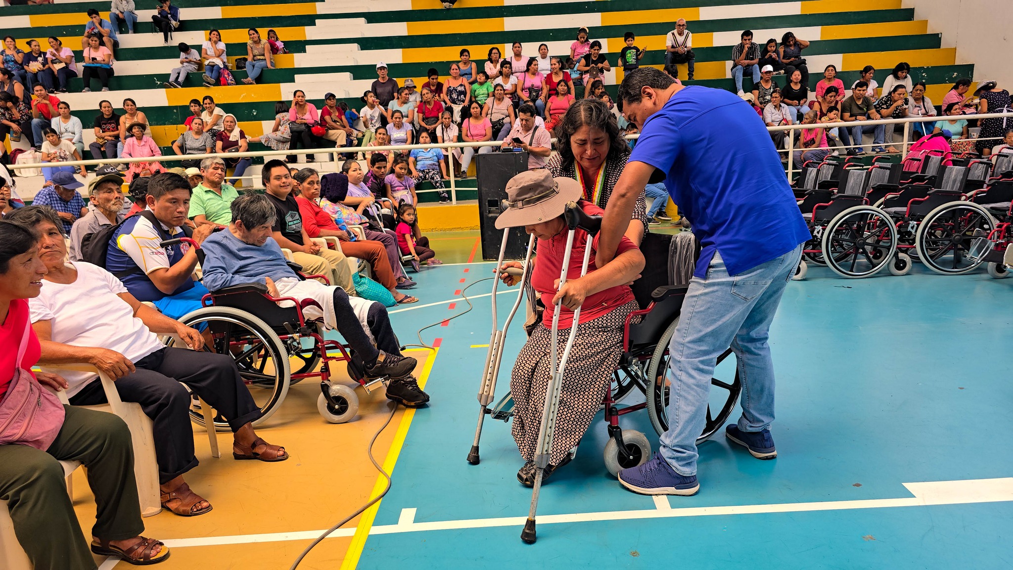Municipalidad Provincial La Convención entrega sillas de ruedas a personas con discapacidad