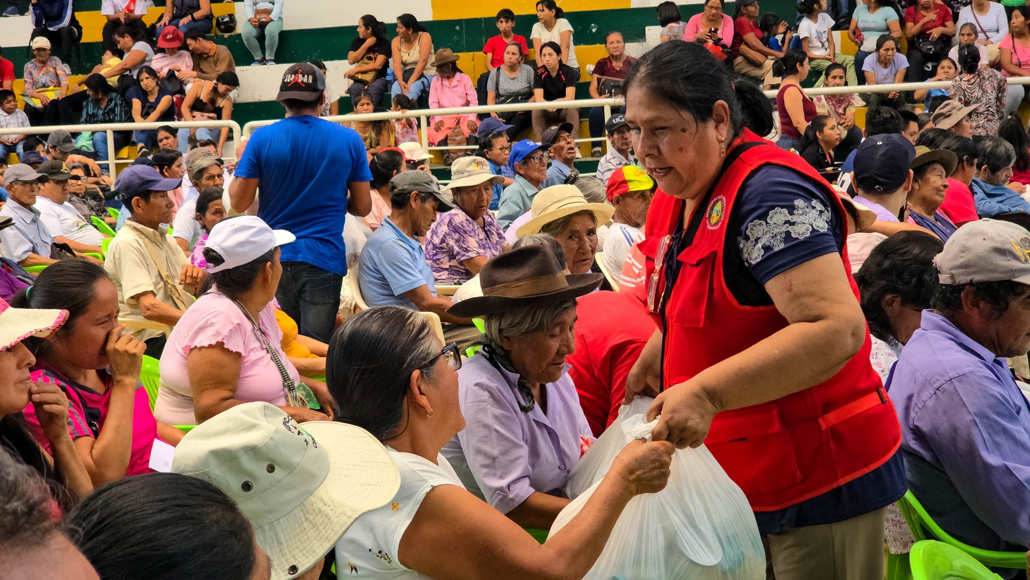 Municipalidad Provincial La Convención entrega sillas de ruedas a personas con discapacidad