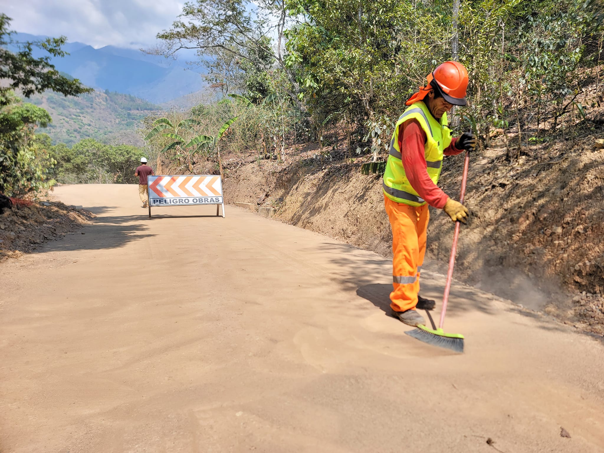 Avanza colocación de imprimado en la vía Chaupimayo B - Margaritayoc - Pintobamba para impulsar el desarrollo local