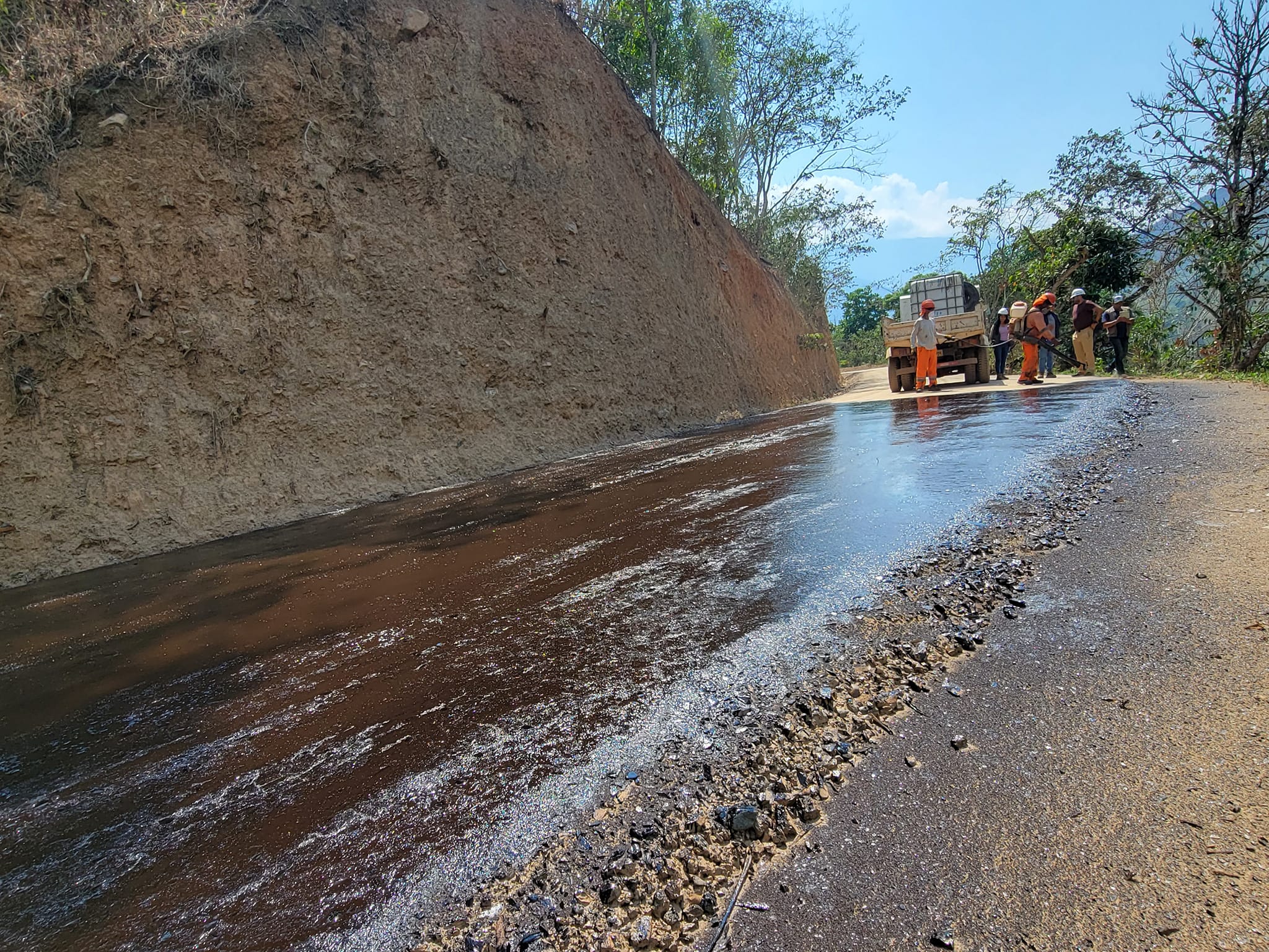 Avanza colocación de imprimado en la vía Chaupimayo B - Margaritayoc - Pintobamba para impulsar el desarrollo local
