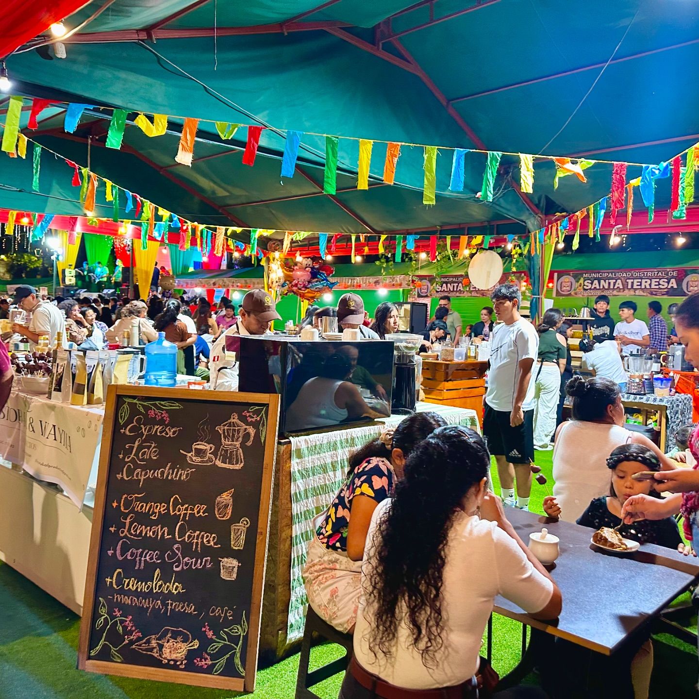 Productores y emprendedores convencianos demostraron lo mejor de sus productos en la Noche del Café - Edición Octubre 2024