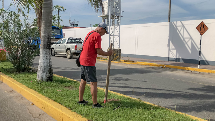 MPSM realiza jornada de desmalezado, limpieza y arborizaci贸n en la Av. Aviaci贸n.