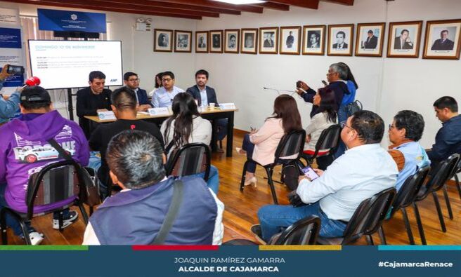 💡 La Primera Feria de Transporte y Movilidad Cajamarca 2024 es un evento organizado por la Cámara de Comercio y Producción de Cajamarca, en colaboración con la Gerencia de Transporte y Seguridad Vial de la Municipalidad de Cajamarca y la Asociación Automotriz del Perú. El objetivo principal de esta feria es mejorar el servicio de transporte y promover una cultura vial entre los ciudadanos.
🚗 El evento se llevará a cabo del 8 al 10 de noviembre en la explanada del Qhapaq Ñan y abordará de manera integral los desafíos del transporte en la región. Más allá de una simple exhibición de vehículos, la feria ofrecerá capacitaciones, espacios de diálogo y propuestas innovadoras para mejorar la movilidad urbana. Contará con la participación de autoridades, expertos, transportistas y ciudadanos, con el objetivo de encontrar soluciones prácticas para reducir la siniestralidad vial y promover un transporte más eficiente y seguro.
🤝 Además, el evento tiene como objetivo trabajar de manera conjunta con los transportistas, empresarios, la ciudadanía y la municipalidad para solucionar el problema del transporte informal, mejorar la transitabilidad vial y generar en los ciudadanos una cultura de seguridad vial.
💪 ¡Con Joaquin Ramírez, Cajamarca renace!