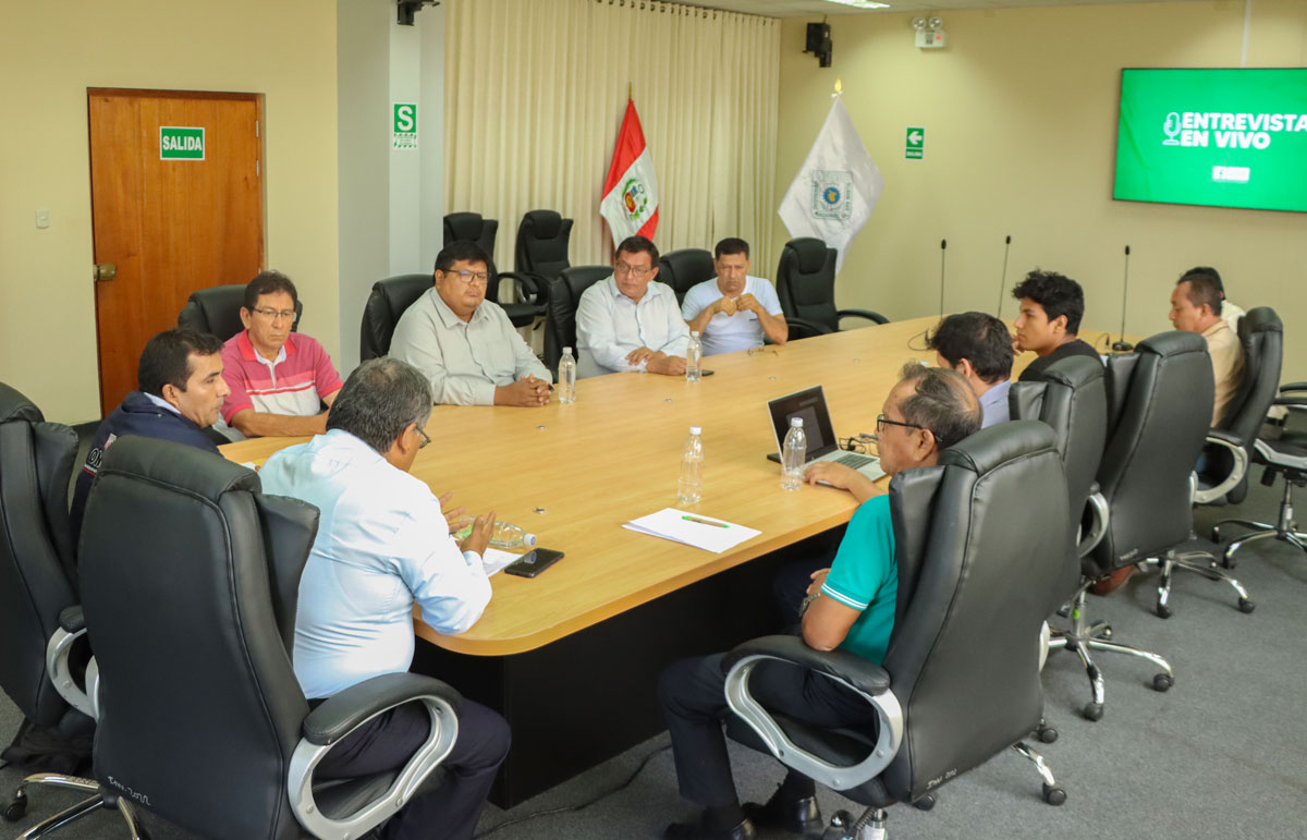 FOTO GRUPAL DEL COMITÉ ELECTORAL Y LA ONPE.