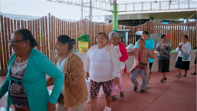 Foto Adultos mayores de Canoas de Punta Sal disfrutan de viaje recreativo