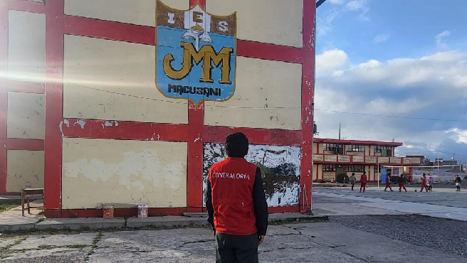 Puno.– La Contraloría General de la República detectó problemas administrativos en el proyecto de infraestructura educativa para la institución José Macedo Mendoza en Macusani, Carabaya, Puno. La obra, a cargo de la Municipalidad Provincial de Carabaya, busca mejorar las condiciones de estudio para más de 900 estudiantes, cuenta con un presupuesto de 28.9 millones de soles y tiene un plazo de ejecución de 18 meses.