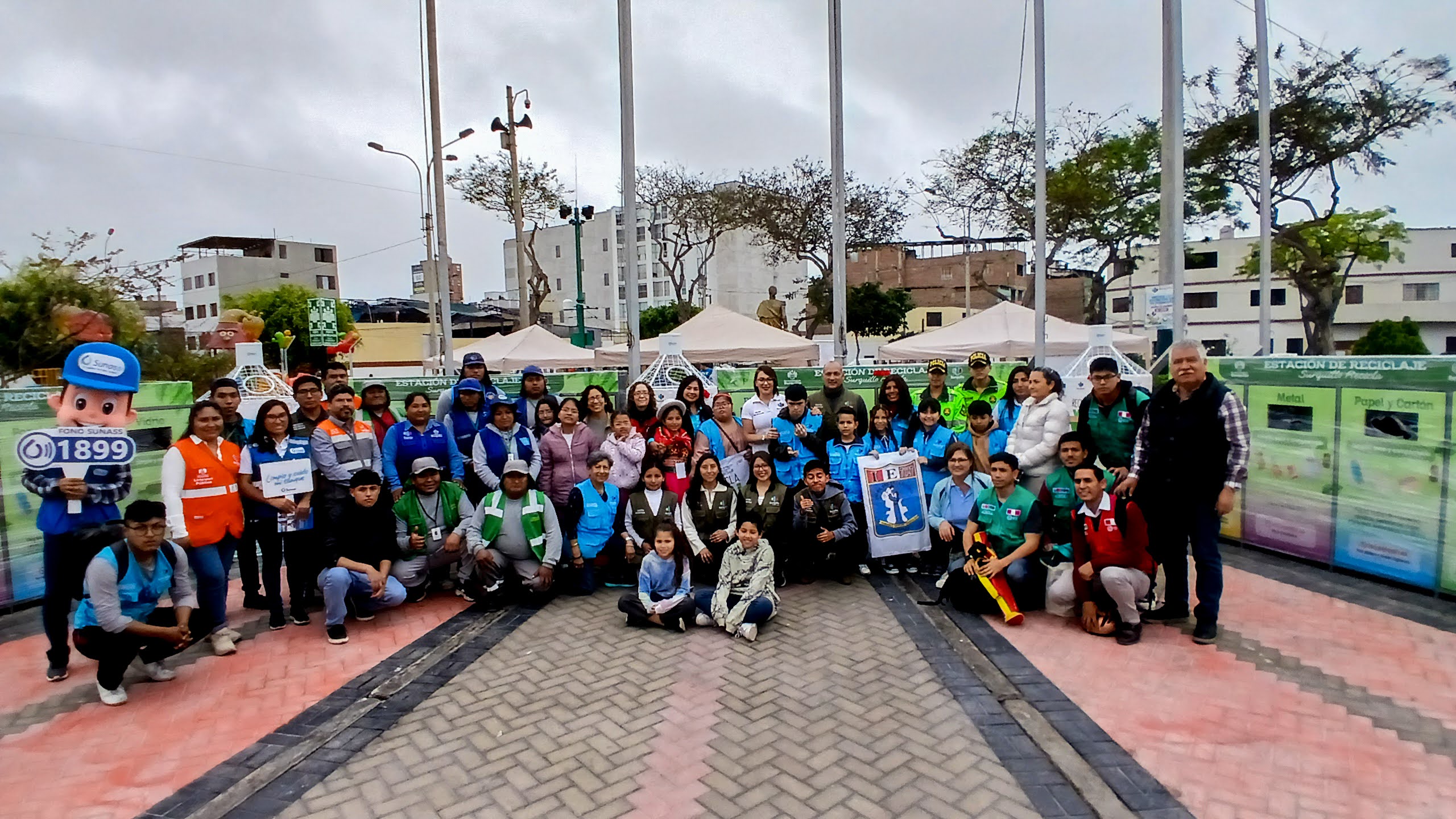 Municipalidad de Surquillo entregó contenedores de reciclaje en la Plaza Bolívar