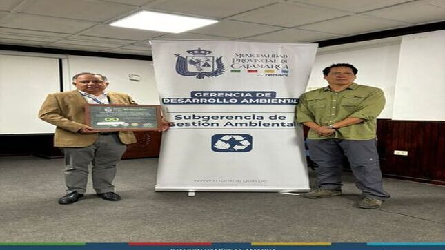 🌈 La Municipalidad Provincial de Cajamarca 𝐡𝐚 𝐬𝐢𝐝𝐨 𝐫𝐞𝐜𝐨𝐧𝐨𝐜𝐢𝐝𝐚 𝐚 𝐧𝐢𝐯𝐞𝐥 𝐧𝐚𝐜𝐢𝐨𝐧𝐚𝐥 por 𝐑𝐄𝐁𝐎𝐑𝐍 𝐏𝐄𝐑𝐔́ por su adecuado manejo de los aceites usados. A través de la Gerencia de Desarrollo Ambiental, la municipalidad ha logrado generar combustible a partir de estos aceites, reduciendo significativamente el impacto ambiental en el agua y el aire de la provincia.
✨ Este reconocimiento resalta la importancia de las iniciativas locales en la gestión sostenible de los recursos y la protección del medio ambiente.
🌟 ¡Con Joaquin Ramírez, Cajamarca Renace!
