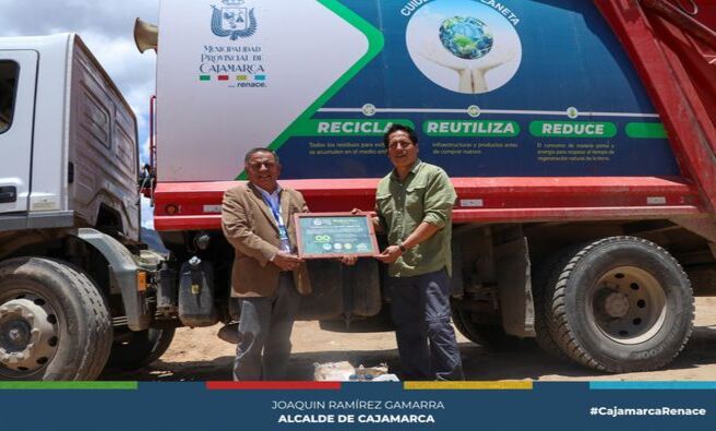 🌍 La Municipalidad Provincial de Cajamarca ha implementado el uso de biodiésel ecológico, un combustible producido a partir de aceite de cocina reciclado, como parte de una iniciativa pionera en el país. Este proyecto, realizado en colaboración con la empresa Reborn Perú Perú, tiene como objetivo contribuir al cuidado del medio ambiente y reducir la huella de carbono de la ciudad.
🌟 Gracias a este convenio, Cajamarca se posiciona como una ciudad líder en sostenibilidad, al transformar los aceites de cocina desechados en una fuente de energía limpia. Este avance ha sido posible gracias al compromiso y esfuerzo de la Gerencia de Medio Ambiente de la MPC.
♻️ El biodiésel, al reducir las emisiones contaminantes, representa una alternativa sostenible para el aprovechamiento de residuos. Además, este proyecto pretende motivar a la comunidad cajamarquina a participar activamente en la recolección de aceites usados y en la creación de una cultura de reciclaje y responsabilidad ecológica.
🌍 Con esta iniciativa, la actual gestión municipal, reafirma su compromiso con la sostenibilidad, la innovación y la mejora de la calidad de vida de los cajamarquinos.
🌟 ¡Con Joaquin Ramírez, Cajamarca Renace!