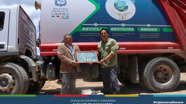 🌍 La Municipalidad Provincial de Cajamarca ha implementado el uso de biodiésel ecológico, un combustible producido a partir de aceite de cocina reciclado, como parte de una iniciativa pionera en el país. Este proyecto, realizado en colaboración con la empresa Reborn Perú Perú, tiene como objetivo contribuir al cuidado del medio ambiente y reducir la huella de carbono de la ciudad.
🌟 Gracias a este convenio, Cajamarca se posiciona como una ciudad líder en sostenibilidad, al transformar los aceites de cocina desechados en una fuente de energía limpia. Este avance ha sido posible gracias al compromiso y esfuerzo de la Gerencia de Medio Ambiente de la MPC.
♻️ El biodiésel, al reducir las emisiones contaminantes, representa una alternativa sostenible para el aprovechamiento de residuos. Además, este proyecto pretende motivar a la comunidad cajamarquina a participar activamente en la recolección de aceites usados y en la creación de una cultura de reciclaje y responsabilidad ecológica.
🌍 Con esta iniciativa, la actual gestión municipal, reafirma su compromiso con la sostenibilidad, la innovación y la mejora de la calidad de vida de los cajamarquinos.
🌟 ¡Con Joaquin Ramírez, Cajamarca Renace!