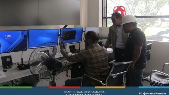 💻 La Municipalidad Provincial de Cajamarca continúa realizando los trabajos de coordinación con la empresa contratista HYTERA, quienes ejecutan la obra por impuestos denominada ❞𝐌𝐞𝐣𝐨𝐫𝐚𝐦𝐢𝐞𝐧𝐭𝐨 𝐲 𝐀𝐦𝐩𝐥𝐢𝐚𝐜𝐢𝐨́𝐧 𝐝𝐞 𝐥𝐨𝐬 𝐒𝐞𝐫𝐯𝐢𝐜𝐢𝐨𝐬 𝐝𝐞 𝐈𝐧𝐟𝐨𝐫𝐦𝐚𝐜𝐢𝐨́𝐧 𝐝𝐞 𝐥𝐚 𝐌𝐮𝐧𝐢𝐜𝐢𝐩𝐚𝐥𝐢𝐝𝐚𝐝 𝐏𝐫𝐨𝐯𝐢𝐧𝐜𝐢𝐚𝐥 𝐝𝐞 𝐂𝐚𝐣𝐚𝐦𝐚𝐫𝐜𝐚❞.
🔍 Esta obra, por un monto contratado de más de 9 millones de soles, busca colocar a Cajamarca en el primer lugar a nivel nacional en cuanto a instrumentos y herramientas informáticas. Estas mejoras en las comunicaciones en tiempo real beneficiarán la seguridad ciudadana y atenderán las diversas necesidades de la población cajamarquina, las cuales se espera entregar y poner al servicio de todos los ciudadanos en los próximos días.
🌟 ¡Con Joaquin Ramírez, Cajamarca Renace!