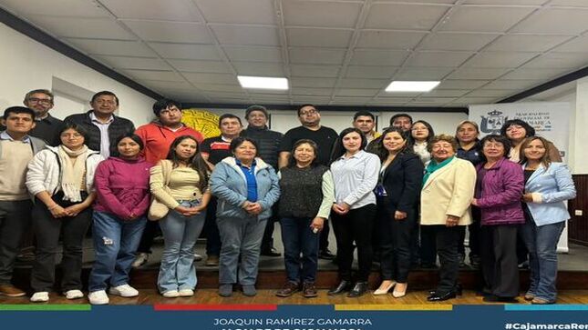 🌍 La Municipalidad Provincial de Cajamarca, a través de la Gerencia de Desarrollo Ambiental, ha brindado acompañamiento técnico a las Municipalidades Distritales de la provincia en la implementación del Sistema Local de Gestión Ambiental (SLGA). El objetivo de esta iniciativa es culminar la última etapa de la Política Ambiental Climática Local de Cajamarca.
🗣️ Esta actividad estuvo liderada por el Ing. Gerzon Fernando Domínguez Silva y la Lic. Liliana Lezama Oribe, responsables del Sistema de Gestión Ambiental Local de la provincia. Ellos llevaron a cabo una mesa de trabajo con las municipalidades distritales, además de coordinar con instituciones públicas, privadas, ONG y grupos voluntarios sobre los trabajos y planes de acción para mejorar el medio ambiente.
🎯 El propósito de esta reunión fue concluir la última etapa de la Política Ambiental Climática Local, como parte del cumplimiento del SLGA en la provincia de Cajamarca.
🌟 ¡Con Joaquin Ramírez, Cajamarca Renace!