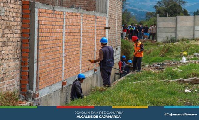 π§ La Municipalidad Provincial de Cajamarca realizΓ³ trabajos de limpieza y descolmataciΓ³n en el canal de la urbanizaciΓ³n Marcopampa. Este canal recibe las aguas de lluvia que se acumulan desde la Plazuela Bolognesi, entre el Jr. Cumbre Mayo y Jr. Santa MarΓa. Debido a las recientes lluvias, el caudal del canal se habΓa incrementado, lo que hizo necesaria esta intervenciΓ³n de mantenimiento por parte de la autoridad local.
π§Ή Estas labores buscan prevenir posibles inundaciones y garantizar el adecuado drenaje de las aguas pluviales en la zona.
π¦ La comuna local continuarΓ‘ trabajando por el bienestar de todos los vecinos.
π Β‘Con Joaquin RamΓrez, Cajamarca Renace!