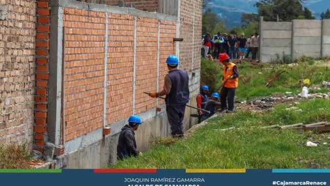 🚧 La Municipalidad Provincial de Cajamarca realizó trabajos de limpieza y descolmatación en el canal de la urbanización Marcopampa. Este canal recibe las aguas de lluvia que se acumulan desde la Plazuela Bolognesi, entre el Jr. Cumbre Mayo y Jr. Santa María. Debido a las recientes lluvias, el caudal del canal se había incrementado, lo que hizo necesaria esta intervención de mantenimiento por parte de la autoridad local. 
🧹 Estas labores buscan prevenir posibles inundaciones y garantizar el adecuado drenaje de las aguas pluviales en la zona.
🏦 La comuna local continuará trabajando por el bienestar de todos los vecinos.
🌟 ¡Con Joaquin Ramírez, Cajamarca Renace!