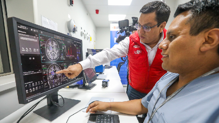Día histórico en nuestro hospital: inauguramos equipos biomédicos resonador y tomógrafo