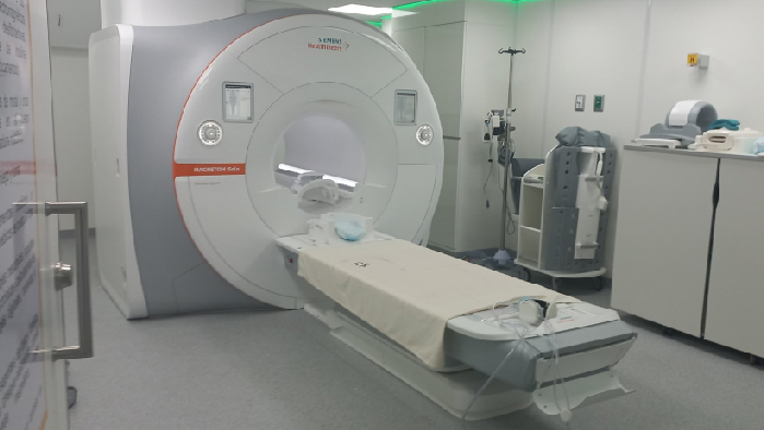 Día histórico en nuestro hospital: inauguramos equipos biomédicos resonador y tomógrafo