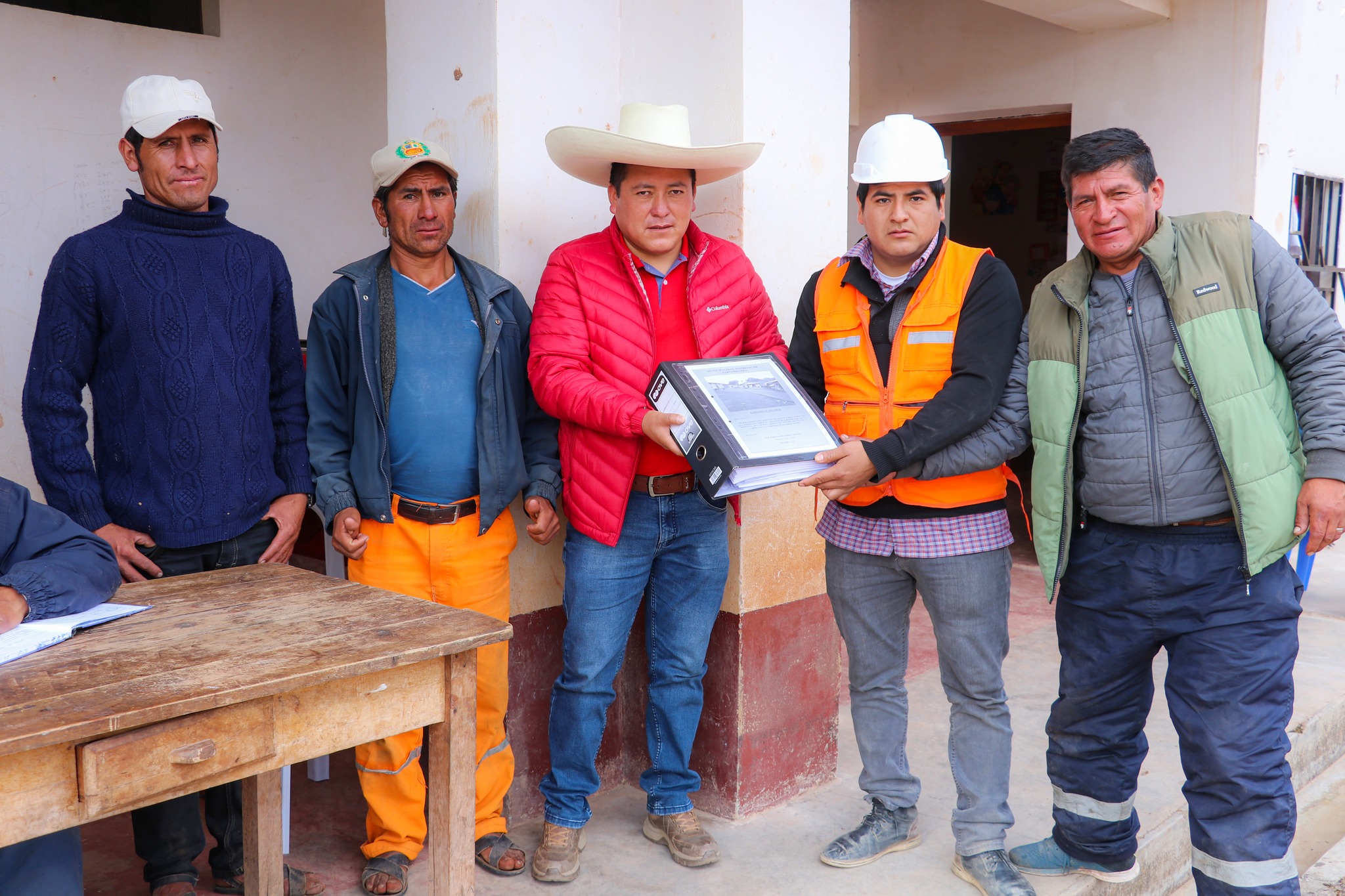 Entregan terreno para iniciar con los trabajos de alcantarillado en el Caserío Chepiz