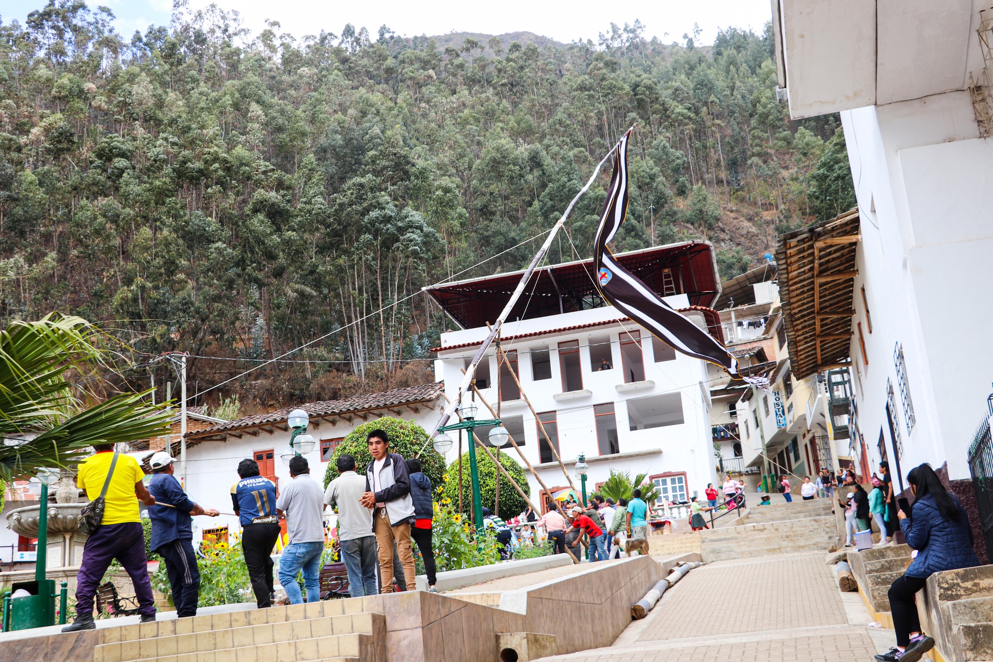 Tradicional parada del gallardete en honor a San Francisco de Asís en el distrito de Sartimbamba