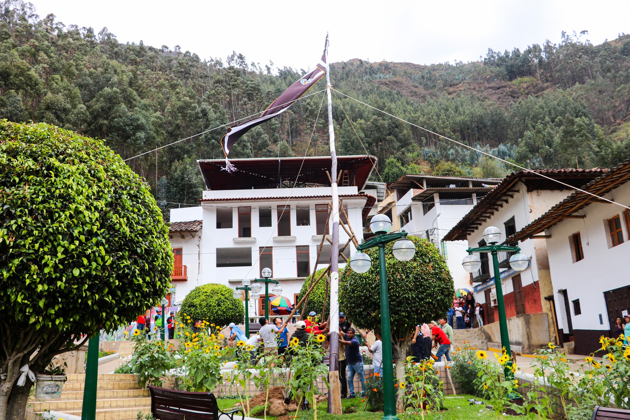 Tradicional parada del gallardete en honor a San Francisco de Asís en el distrito de Sartimbamba
