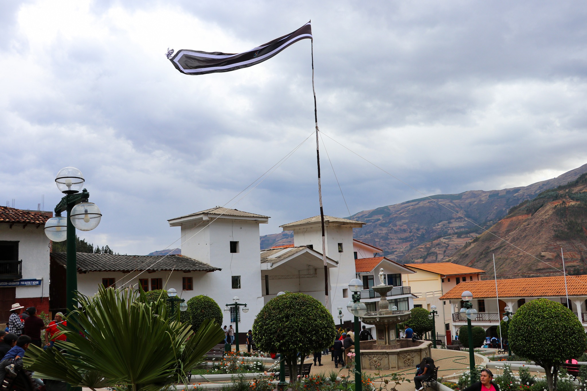 Tradicional parada del gallardete en honor a San Francisco de Asís en el distrito de Sartimbamba