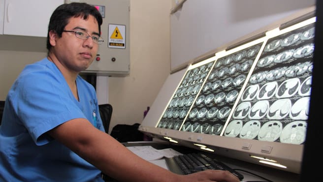 Gobierno oficializó doble empleo remunerado para personal médico y profesionales de la salud con especialidad