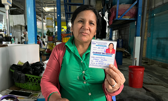 Comerciantes de productos hidrobiológicos con su carnet de salud.