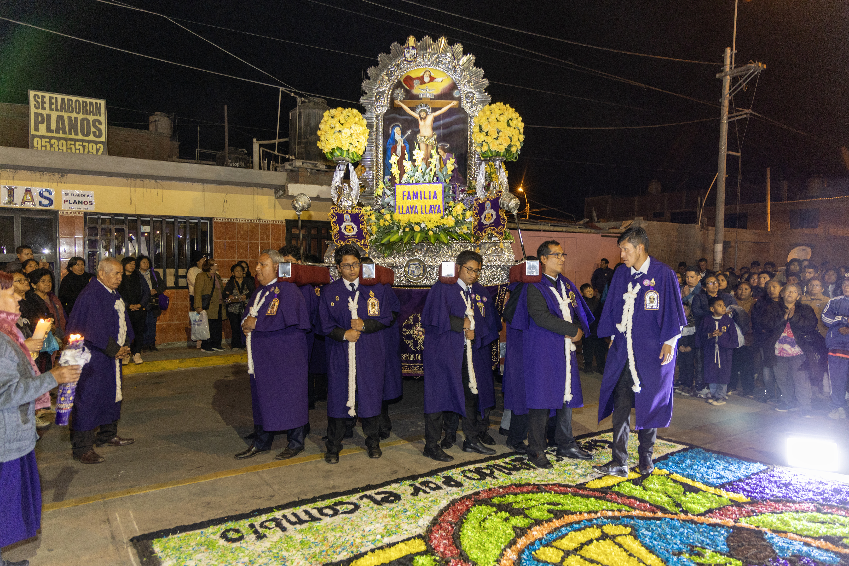 Municipalidad Distrital de Chilca rindió homenaje a la sagrada imagen del Señor de los Milagros.