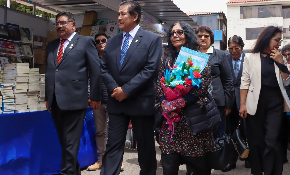 Se inauguró la novena Feria Internacional del libro en Juliaca en homenaje a la reconocida poeta Gloria Mendoza Borda