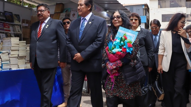 Se inauguró la novena Feria Internacional del libro en Juliaca en homenaje a la reconocida poeta Gloria Mendoza Borda