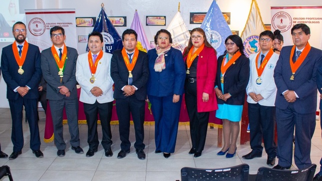 Se llevó a cabo la ceremonia de juramentación del primer consejo regional de decanos de los Colegios profesionales "CONREDE" Puno
