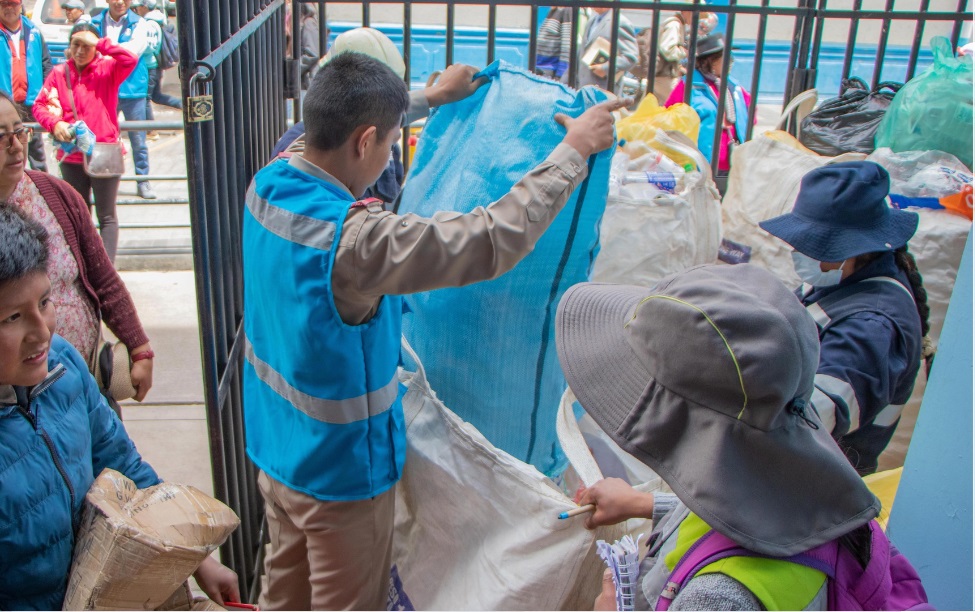 Escolares disponen más de 350 kilos de residuos inorgánicos aprovechables a recicladores formalizados de Puno