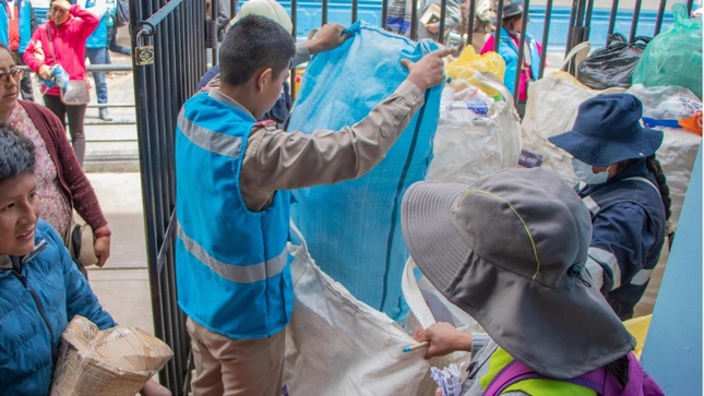 Escolares disponen más de 350 kilos de residuos inorgánicos aprovechables a recicladores formalizados de Puno