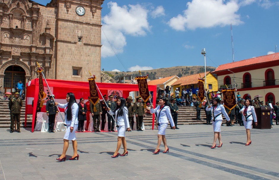 Municipalidad de Puno participa en izamiento pleno y desfile cívico-militar en la Plaza Mayor