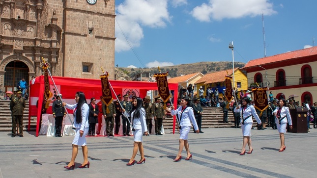 Municipalidad de Puno participa en izamiento pleno y desfile cívico-militar en la Plaza Mayor