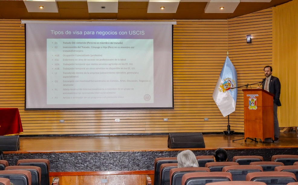 Exitosa charla informativa sobre procedimientos de visa en Puno