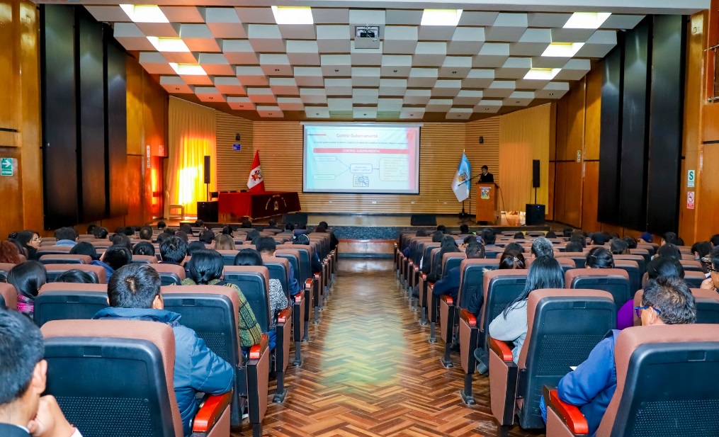 Capacitación sobre sistema de control interno en la Municipalidad Provincial de Puno