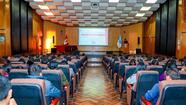 Capacitación sobre sistema de control interno en la Municipalidad Provincial de Puno