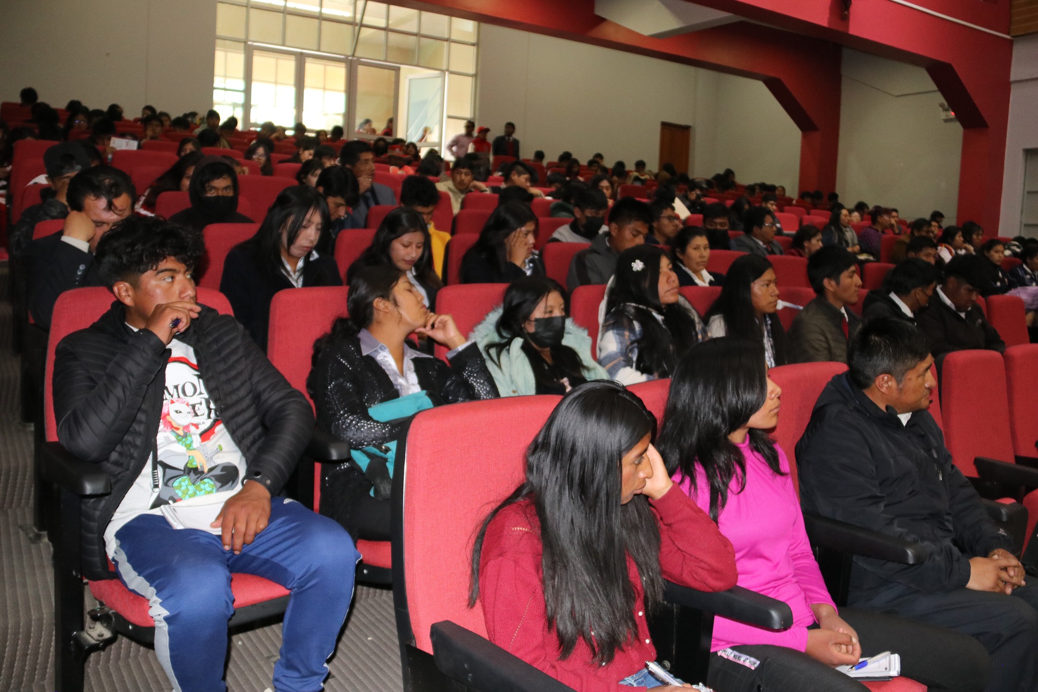 Más de 100 estudiantes de diversas instituciones educativas de secundaria en Puno participaron en una jornada de orientación vocacional organizada por la Dirección Regional de Trabajo y Promoción del Empleo. El evento, que contó con la presencia de autoridades como la vicegobernadora regional y el director de UGEL Melgar, brindó información sobre carreras profesionales y técnicas a través de universidades y centros educativos locales. La actividad tuvo como objetivo ayudar a los jóvenes a descubrir su vocación y las opciones de formación disponibles.