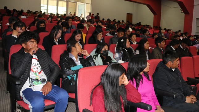 Más de 100 estudiantes de diversas instituciones educativas de secundaria en Puno participaron en una jornada de orientación vocacional organizada por la Dirección Regional de Trabajo y Promoción del Empleo. El evento, que contó con la presencia de autoridades como la vicegobernadora regional y el director de UGEL Melgar, brindó información sobre carreras profesionales y técnicas a través de universidades y centros educativos locales. La actividad tuvo como objetivo ayudar a los jóvenes a descubrir su vocación y las opciones de formación disponibles.