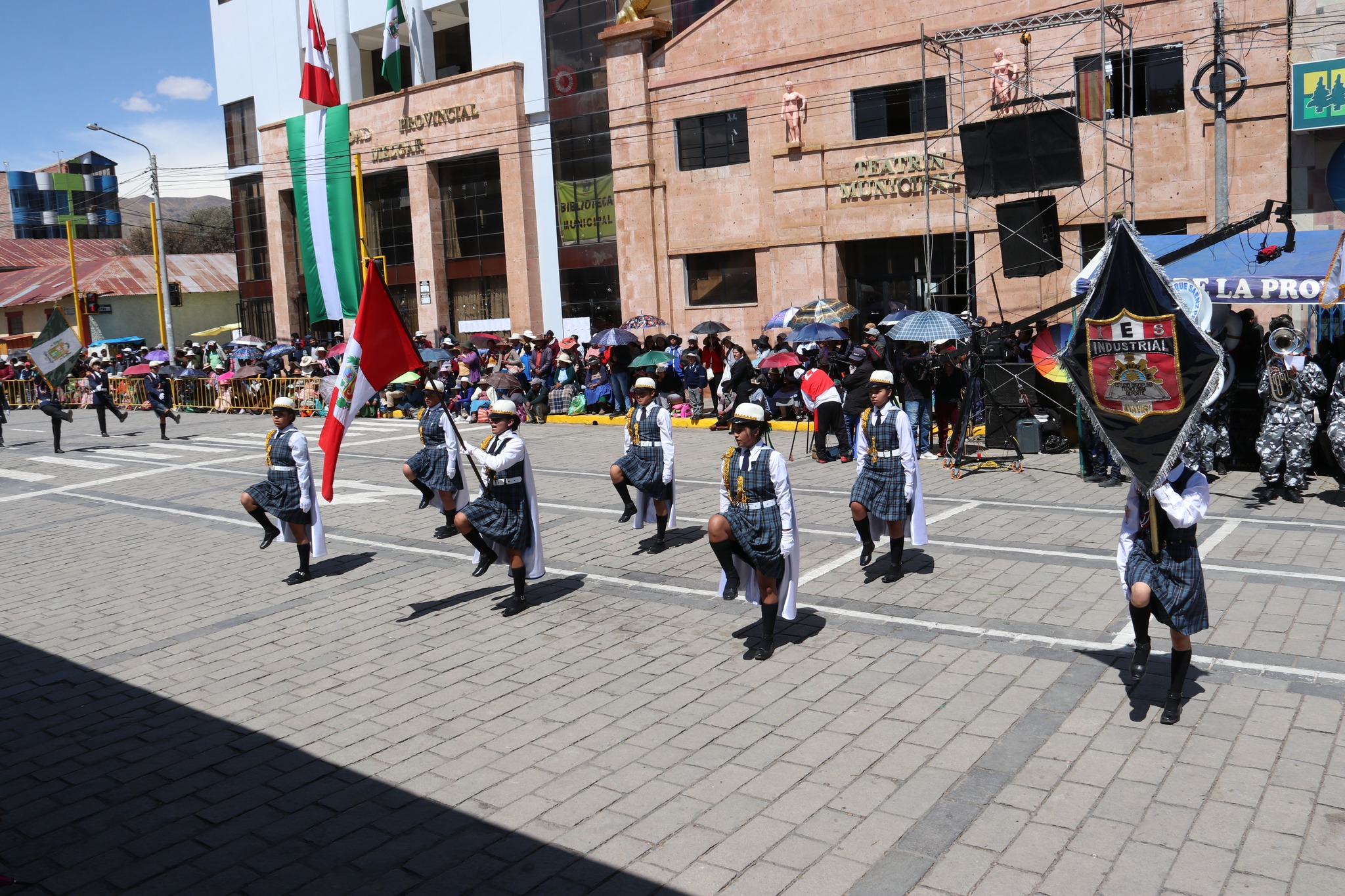 Estudiantes de diversos niveles educativos participaron con entusiasmo, mostrando escoltas, batallones y bandas de músicos. La ceremonia incluyó el izamiento del pabellón nacional y de la bandera provincial, presidida por el alcalde y el director de la UGEL Melgar.