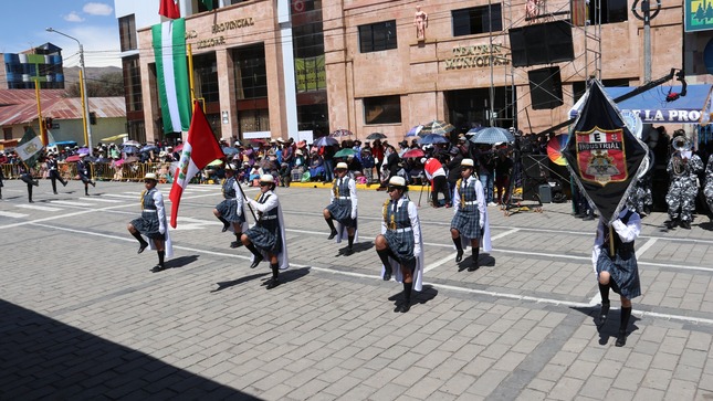 Estudiantes de diversos niveles educativos participaron con entusiasmo, mostrando escoltas, batallones y bandas de músicos. La ceremonia incluyó el izamiento del pabellón nacional y de la bandera provincial, presidida por el alcalde y el director de la UGEL Melgar.