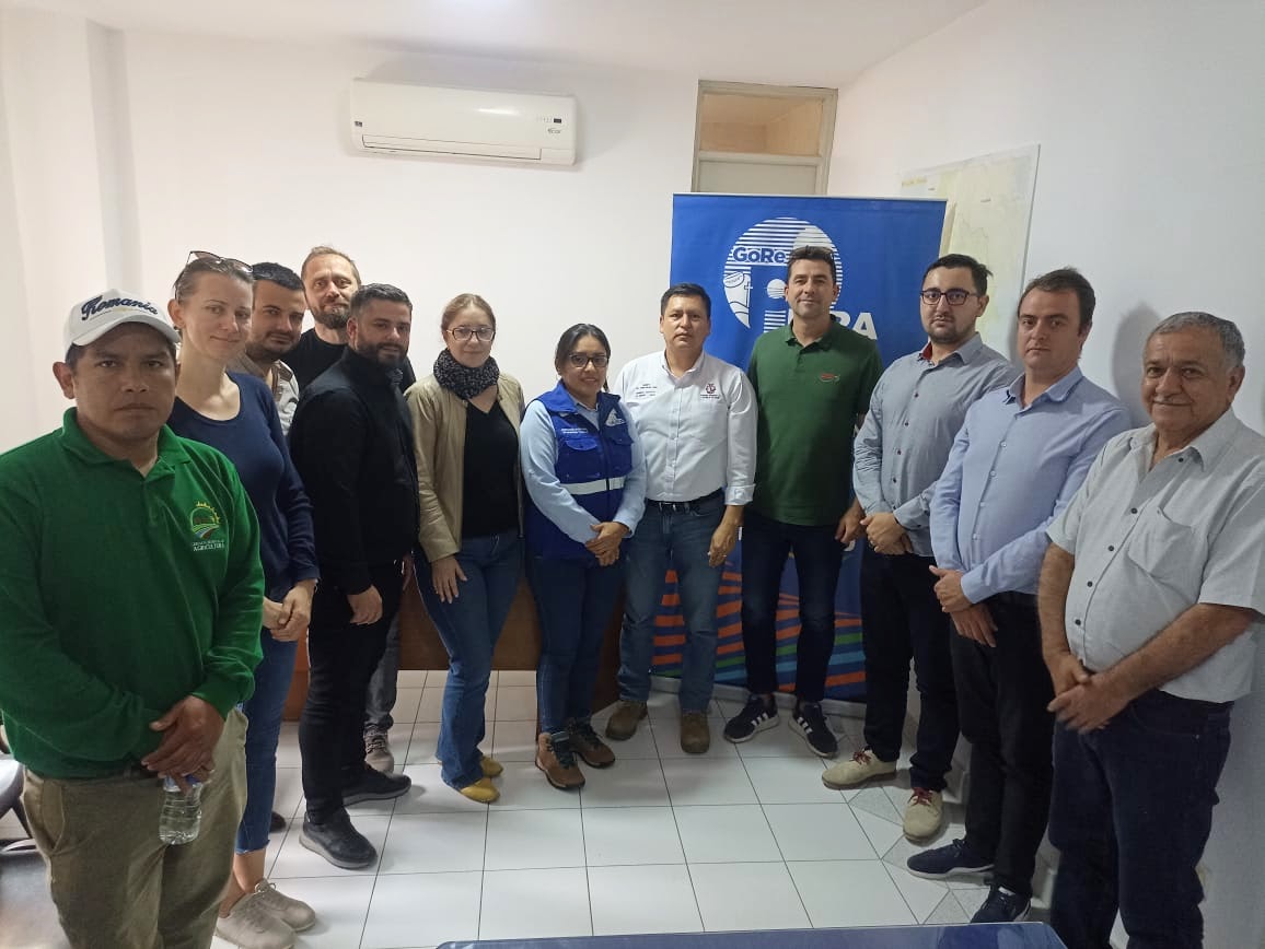 foto grupal con inversionistas rumanos