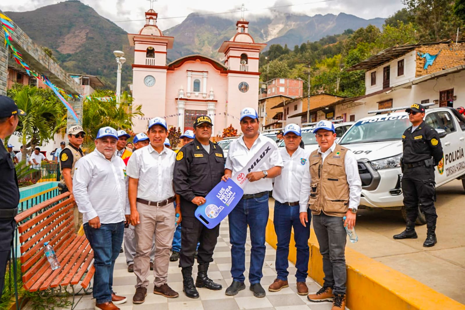 Gobernador Luis Neyra entrega seis camionetas para fortalecer lucha contra la delincuencia en Huancabamba y distritos