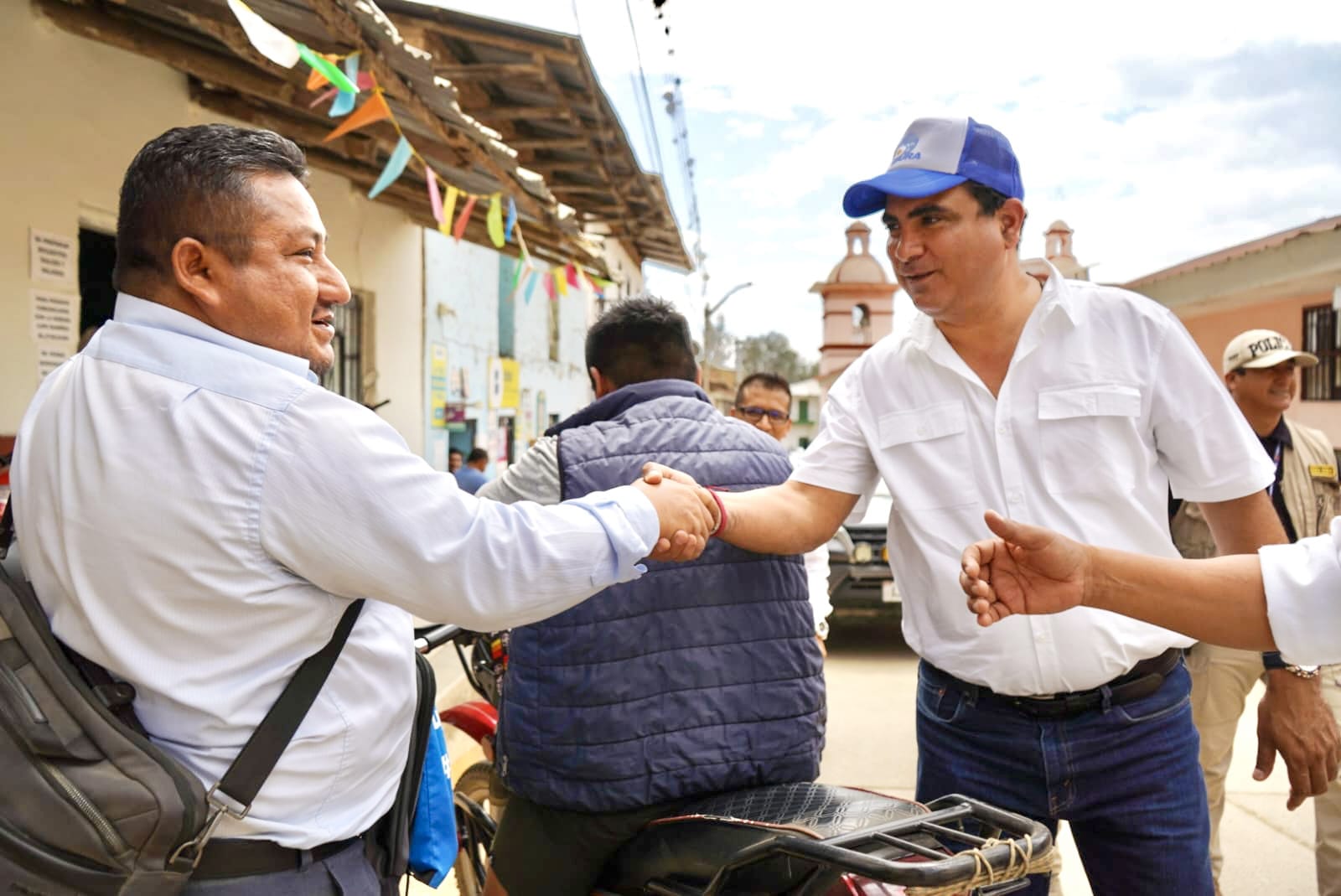 Gobernador Luis Neyra entrega seis camionetas para fortalecer lucha contra la delincuencia en Huancabamba y distritos