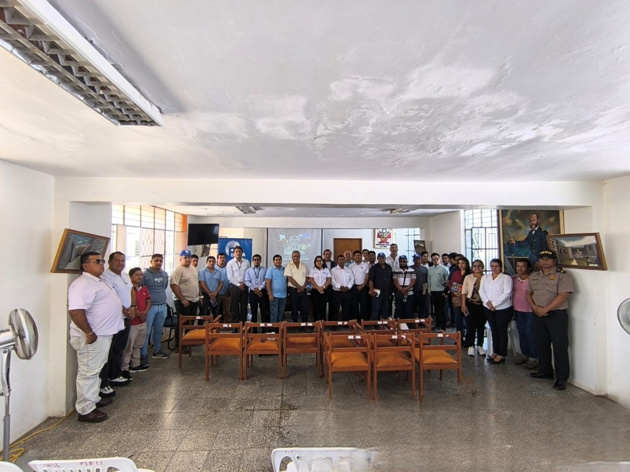 FOTO GRUPAL: PONENTES Y MINEROS PARTICIPANTES JUNTO A DIRECTORA DE LA DREM PIURA, ING. GABY JULCA CUMBICUS
